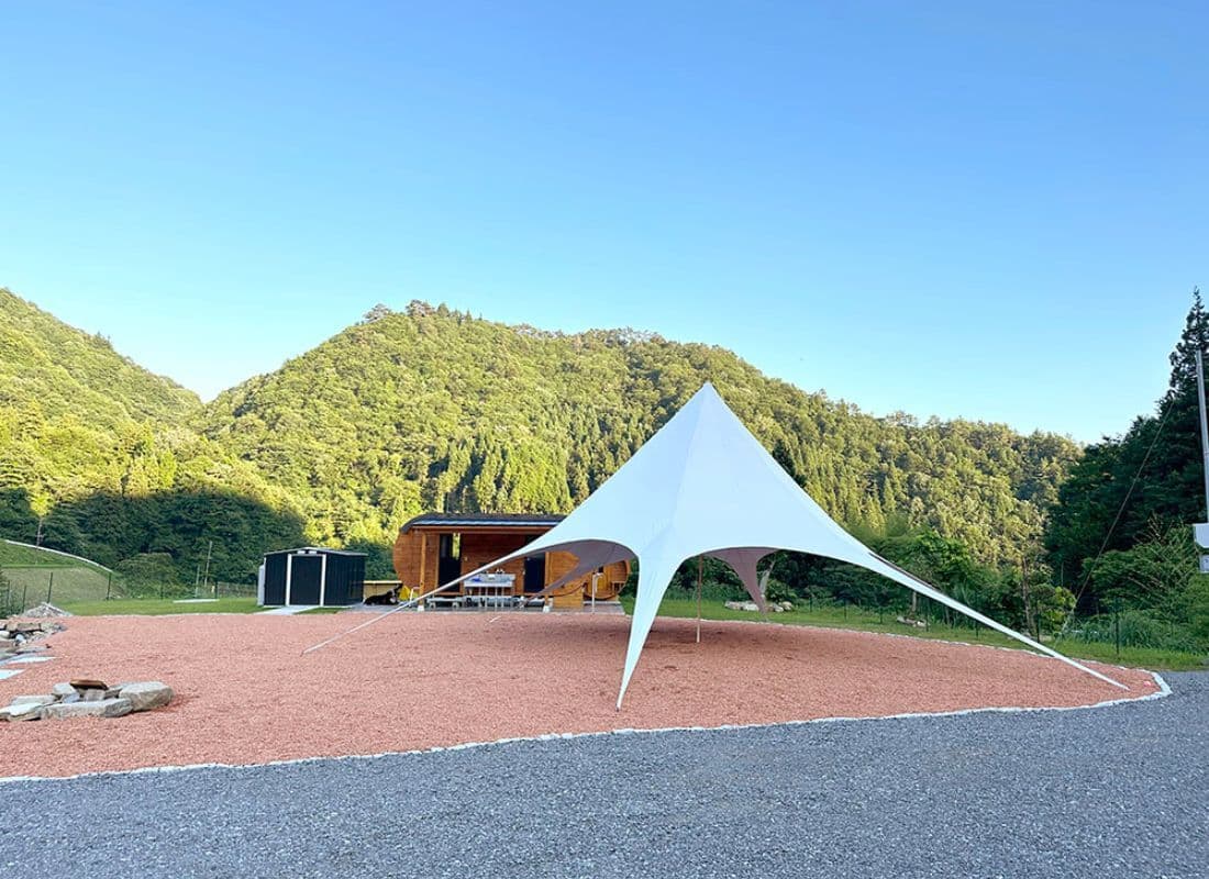 雨でも楽しめる大型タープ常設